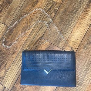 Clean black clutch.  Snaps w/ magnet